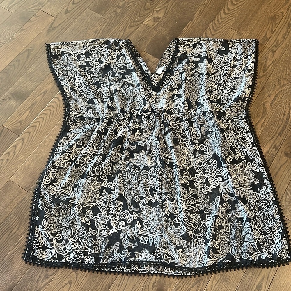 Merona Size Medium Black White Mosaic Floral Sheer Short Kimono Swim Cover-Up
